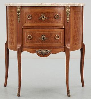 BYRÅ, gustaviansk stil, 1900-talets första hälft.