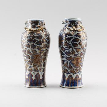 VASER, 1 par, porslin, Kina, 1800-talets andra hälft.