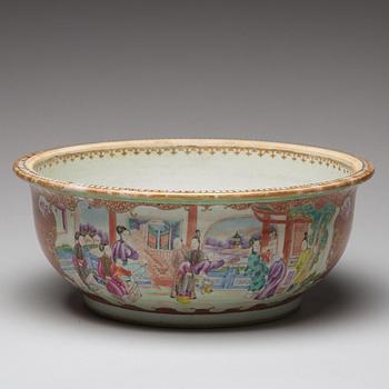 A large famille rose bowl, Qing dynasty, Qianlong (1736-95).