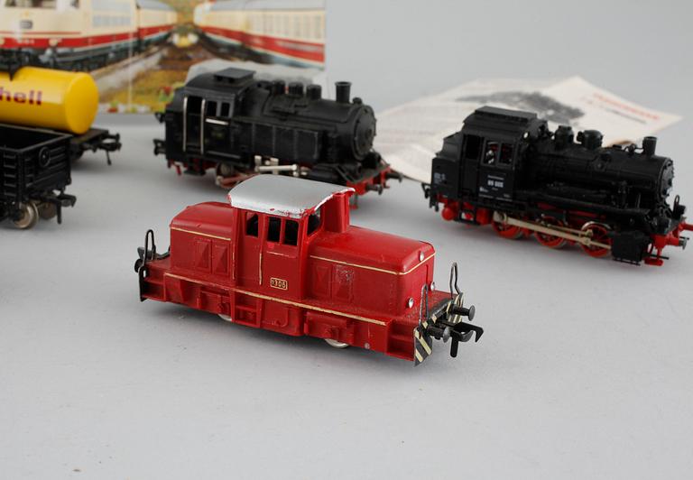 MODELLTÅG, tre lok och fyra vagnar, Fleischmann, Tyskland, omkring 1900-talets mitt.