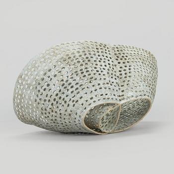 Kristina Riska, veistos, "Basket sculpture" keramiikkaa, signeerattu KR.