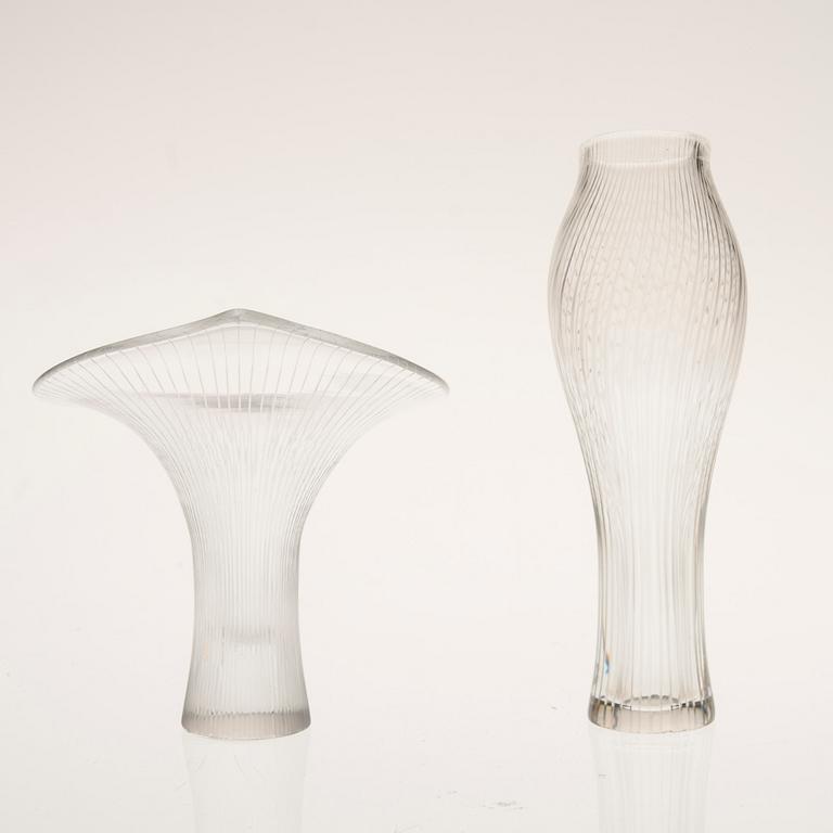 VAS, 2 st, glas, "Kantarell" och "Fölfot", signerad Tapio Wirkkala, Iittala. 1900-talets mitt.