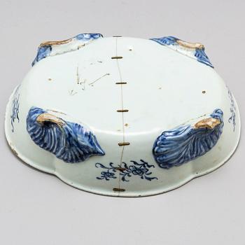 A blue and white export porcelain serving dish, Qing dynasty, Qianlong (1736-95).