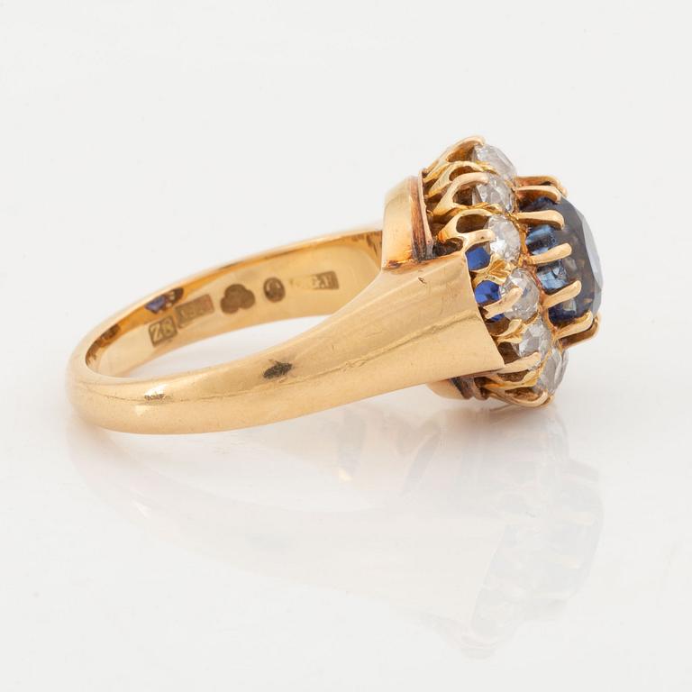 Ring 18K guld med en fasettslipad safir och gammalslipade diamanter.