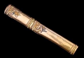 586. ETUI, flerfärgat guld 18K. 1700 t. senare hälft. Troligen Frankrike. Längd 12,5 cm. Vikt 25 g.