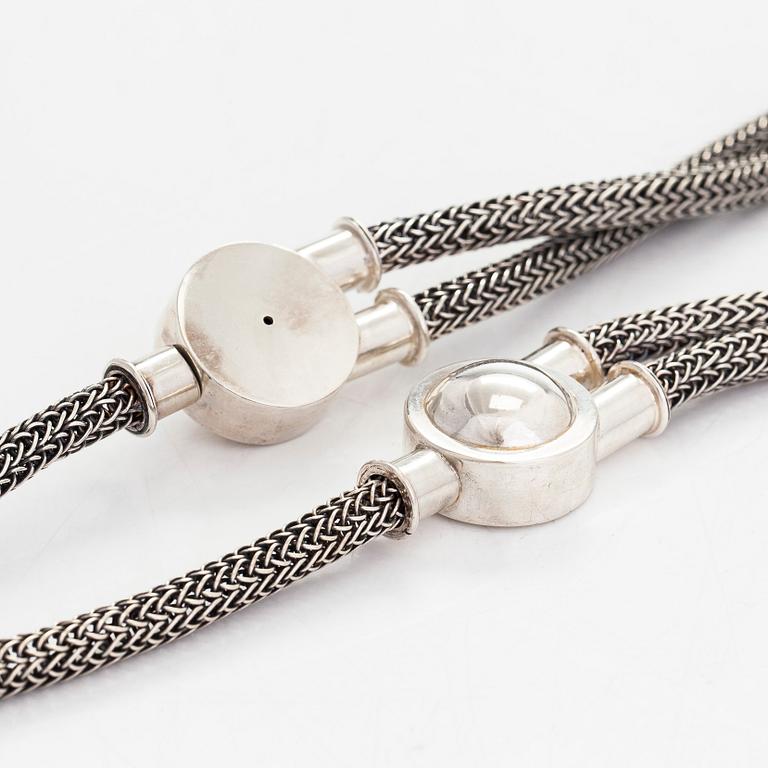 Saara Hopea, kaulakoru, hopeaa. Ossian Hopea, Porvoo 1978.