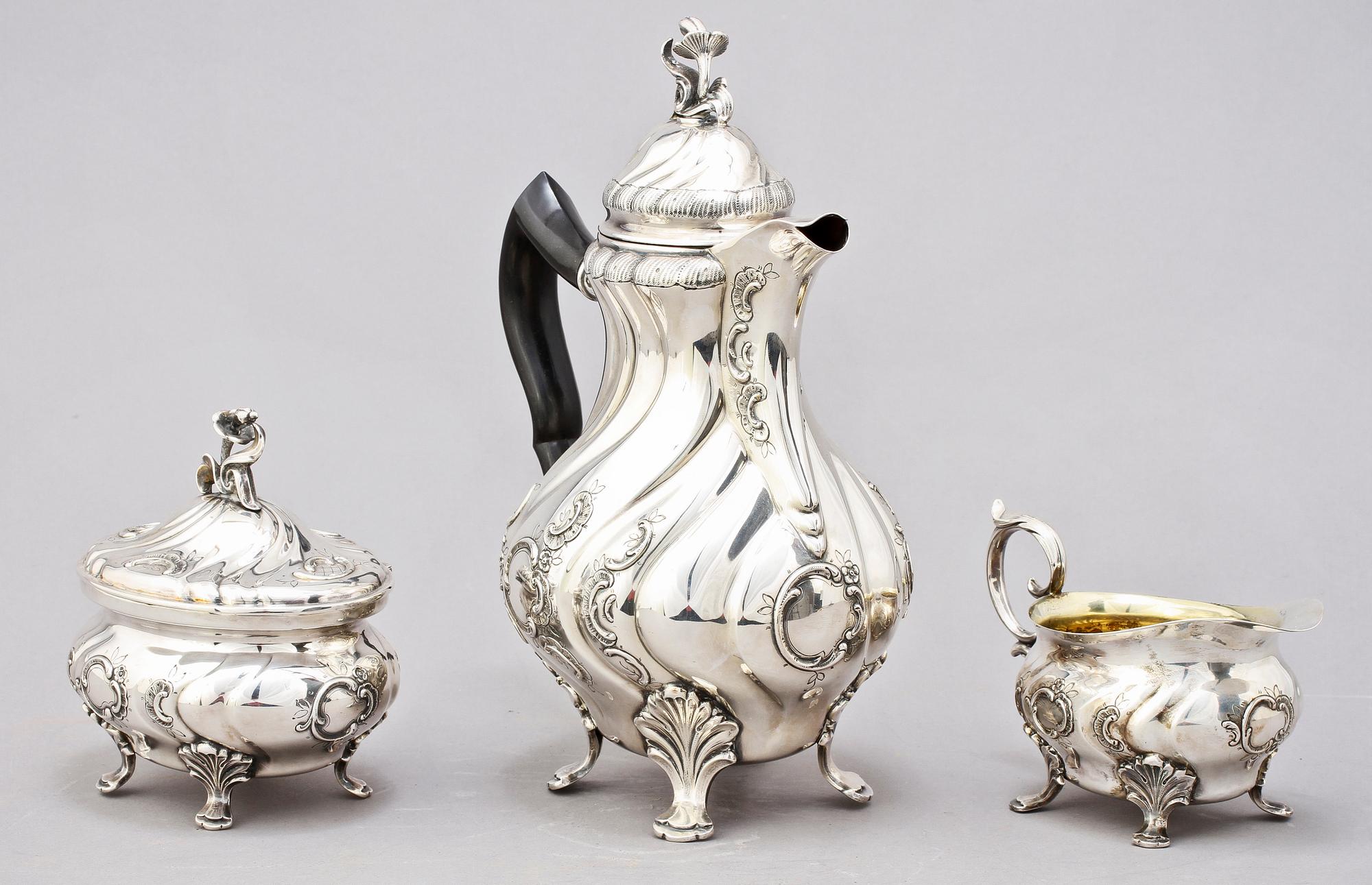 KAFFESERVIS, 3 delar, silver, C G Hallberg, rokokostil, 1951. Ca 1350 g.