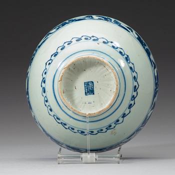 A blue and white bowl. Ming dynasty Wanli (1572-1620).