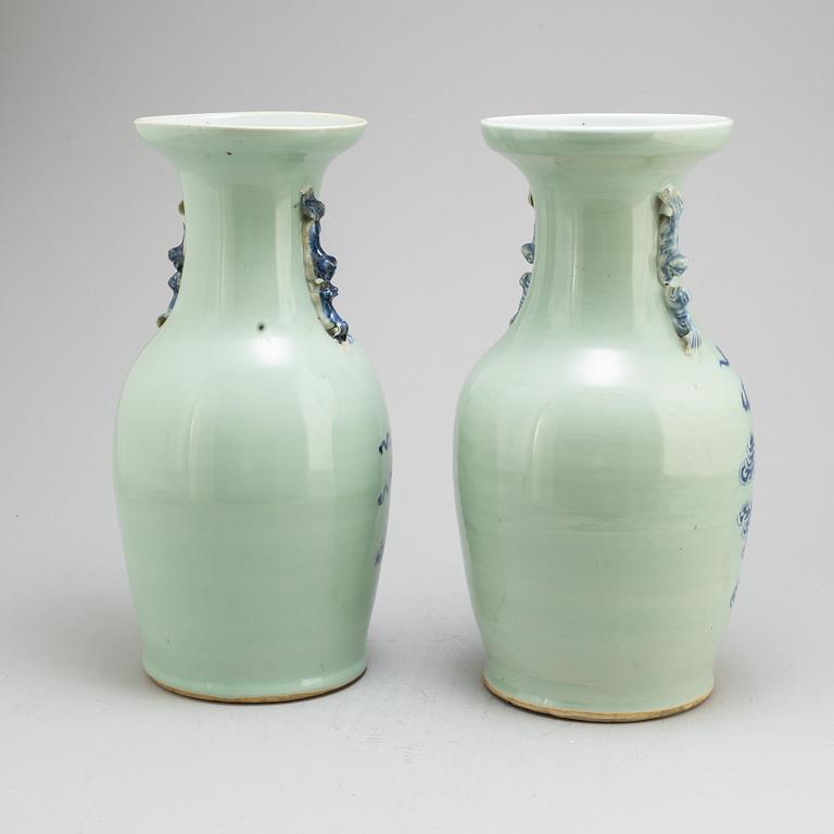VASER, ett par, porslin. Qingdynastin, sent 1800-tal.