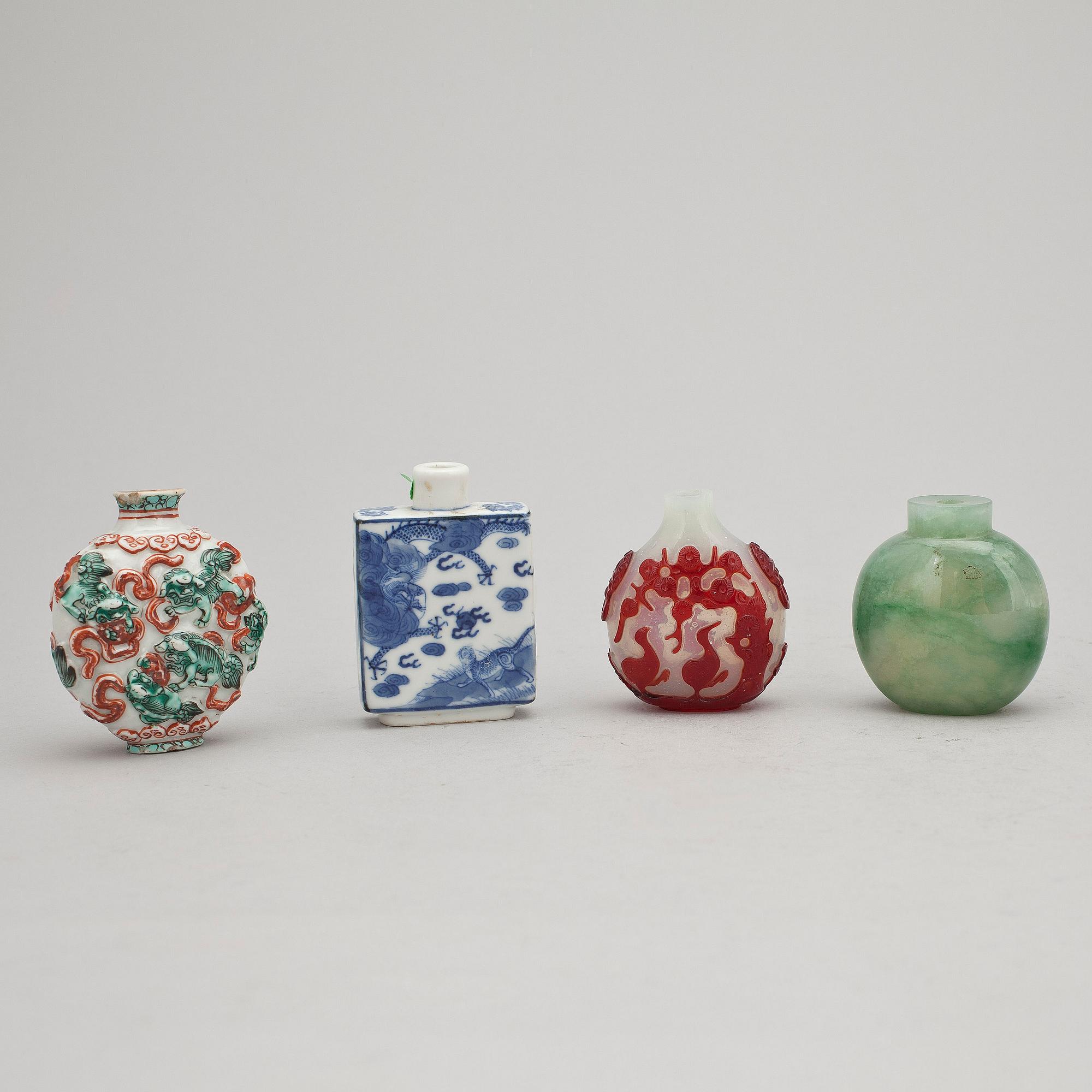 SNUSFLASKOR, fyra stycken, glas, porslin och nefrit. Kina, 1800-1900-tal.