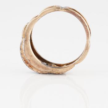 RING, med fasettslipade blå safirer samt åttkantslipade diamanter.