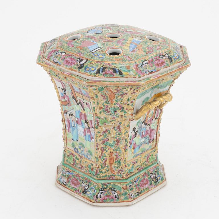 A Canton famillie rose tulip vase with liner, Qing dynasty, 19th Century.