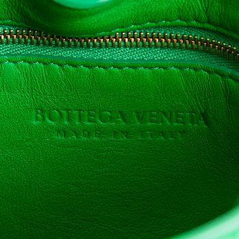 Bottega Veneta, a 'Chain Cassette' bag.