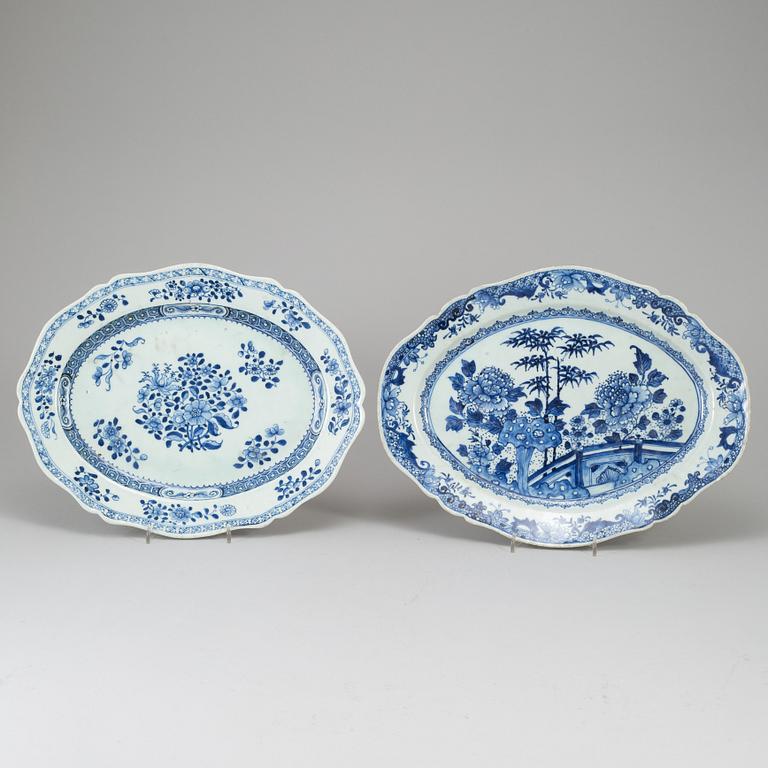 A group of three blue and white dishes, Qing dynasty, Qianlong (1736-95).