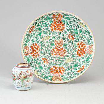 A group of wucai dish and jar, Qing dynasty, Kangxi (1664-1712).