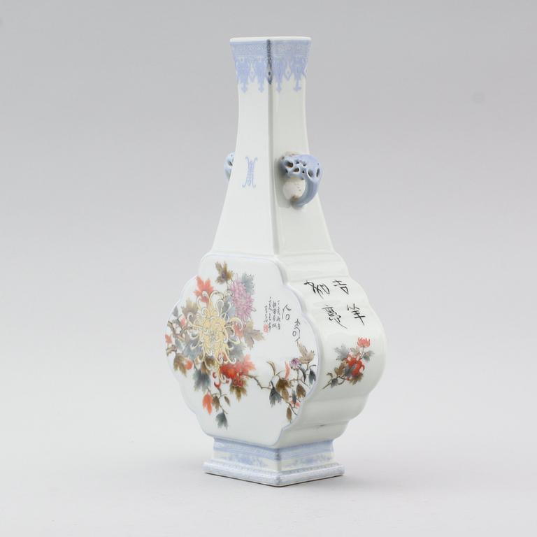 VAS, porslin, Kina, sannolikt 1900-tal.
