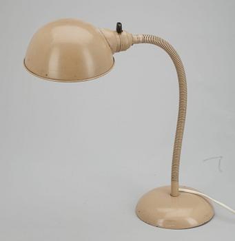 PÖYTÄVALAISIN, maalattua metallia, 1900-luvun keskivaihe.