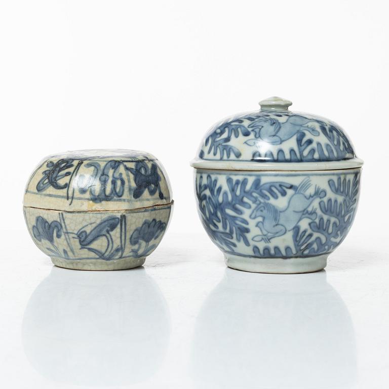 Two Chinese blue and white porcelain boxes, Ming dynasty.