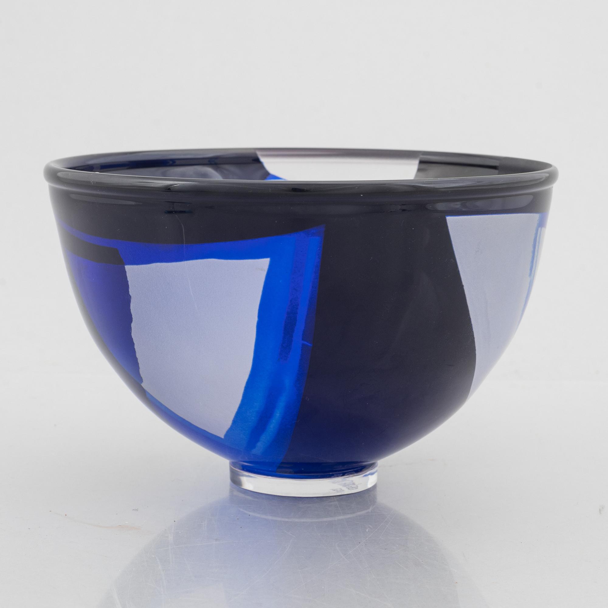 Klas-Göran Tinbäck, a glass bowl, dated 1982.