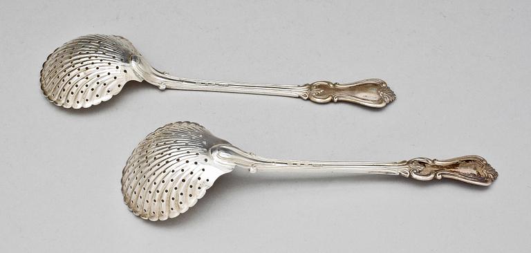 STRÖSKEDAR, ett par, silver, Gustaf Möllenborg, Stockholm. 1848. Tot 128 g.