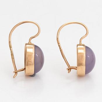 Elis Kauppi, Örhängen, 14K guld och kalcedoner. Kupittaan kulta, Åbo.