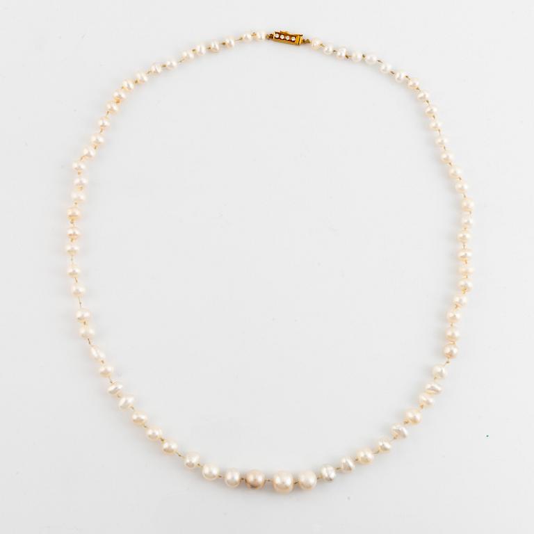 Cultured pearl necklace, clasp 18K gold with brilliant cut diamonds.