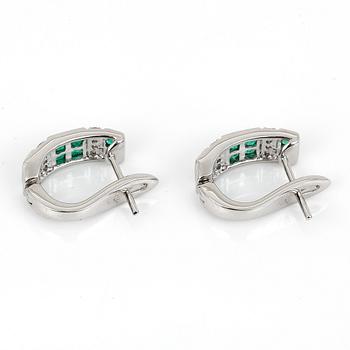 ÖRHÄNGEN, ett par, 14K vitguld med små diamanter tot ca 0,16 ct och smaragder tot ca 0,96 ct. Total vikt 3,98 g.
