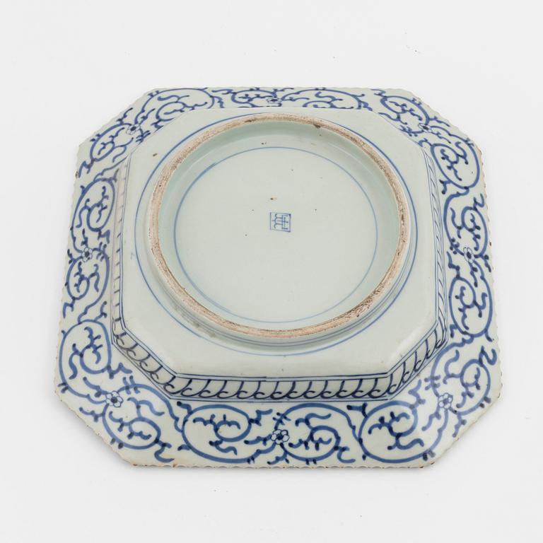 A blue and white porcelain dish, Japan, 19th century.