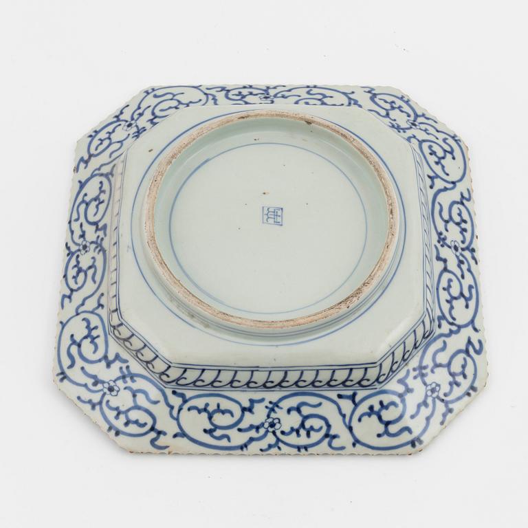 A blue and white porcelain dish, Japan, 19th century.