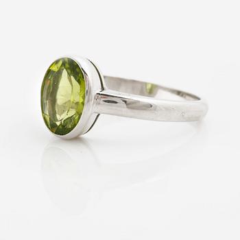 A circa 2.60 cts peridot ring.