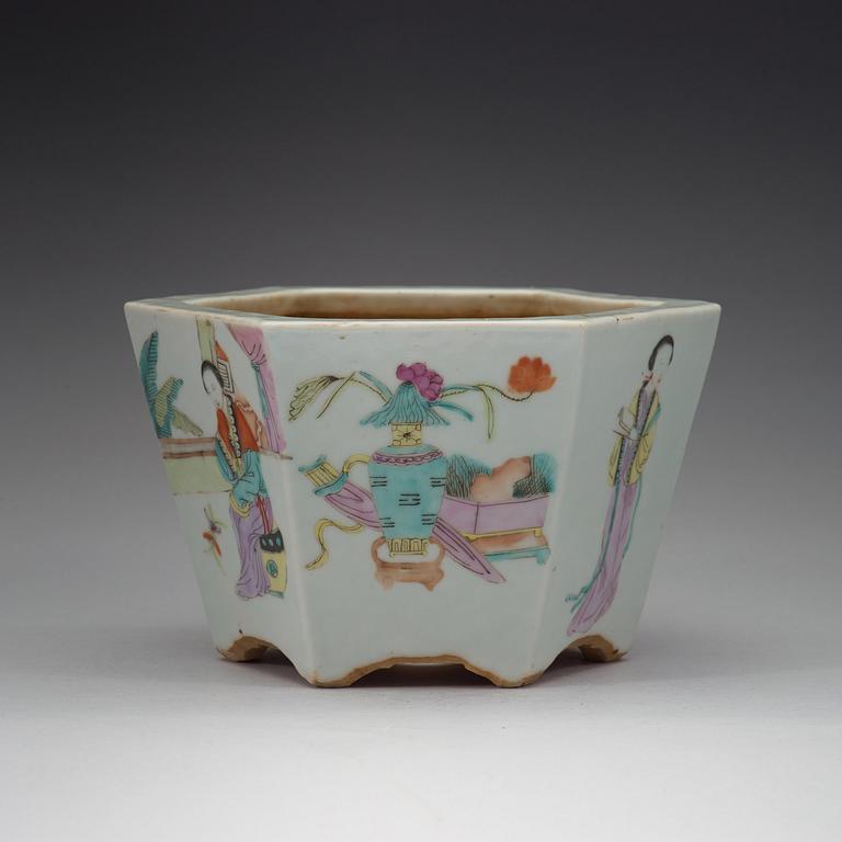 A famille rose flower pot, late Qing dynasty (1644-1912).