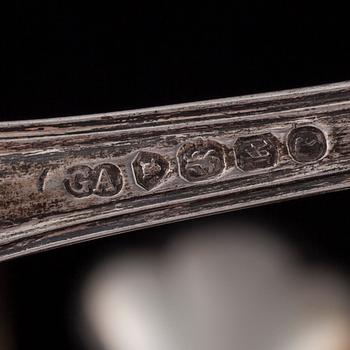 BESTICK, 35 delar, silver och nysilver, engelska, finska, ryska stämplar, 1845-1900-talets mitt. Total silvervikt 465 g.