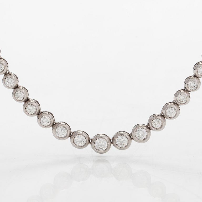 Collier, rivieré i 18K vitguld med runda briljantslipade diamanter.