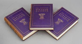 BOKVERK, 3 vol, "Keramisk handbok" av Emil Hannover, numr 281/750. Stockholm 1919-24.