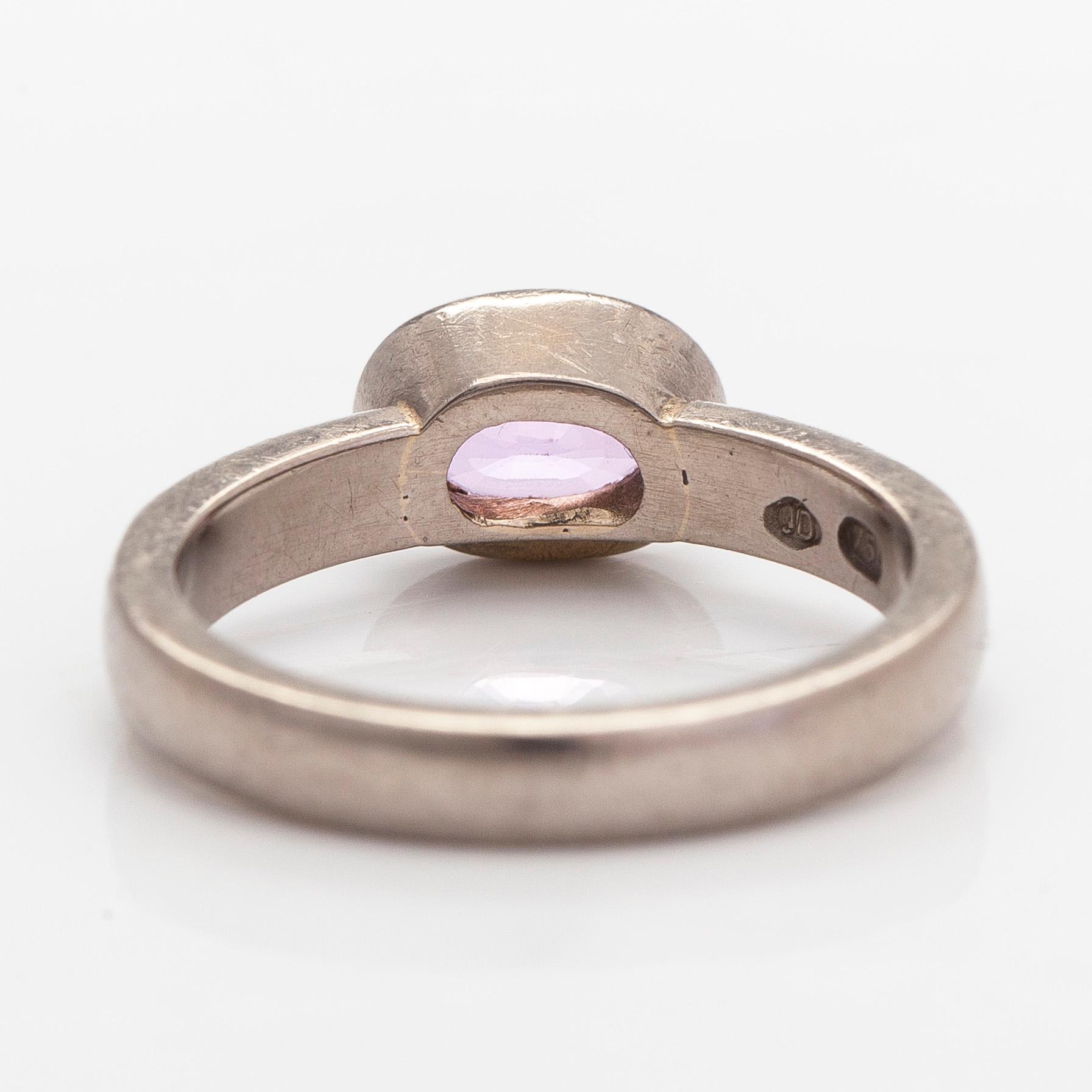 Sormus, 18K palladiumvalkokultaa, ovaalihiottu safiiri ja timantteja.