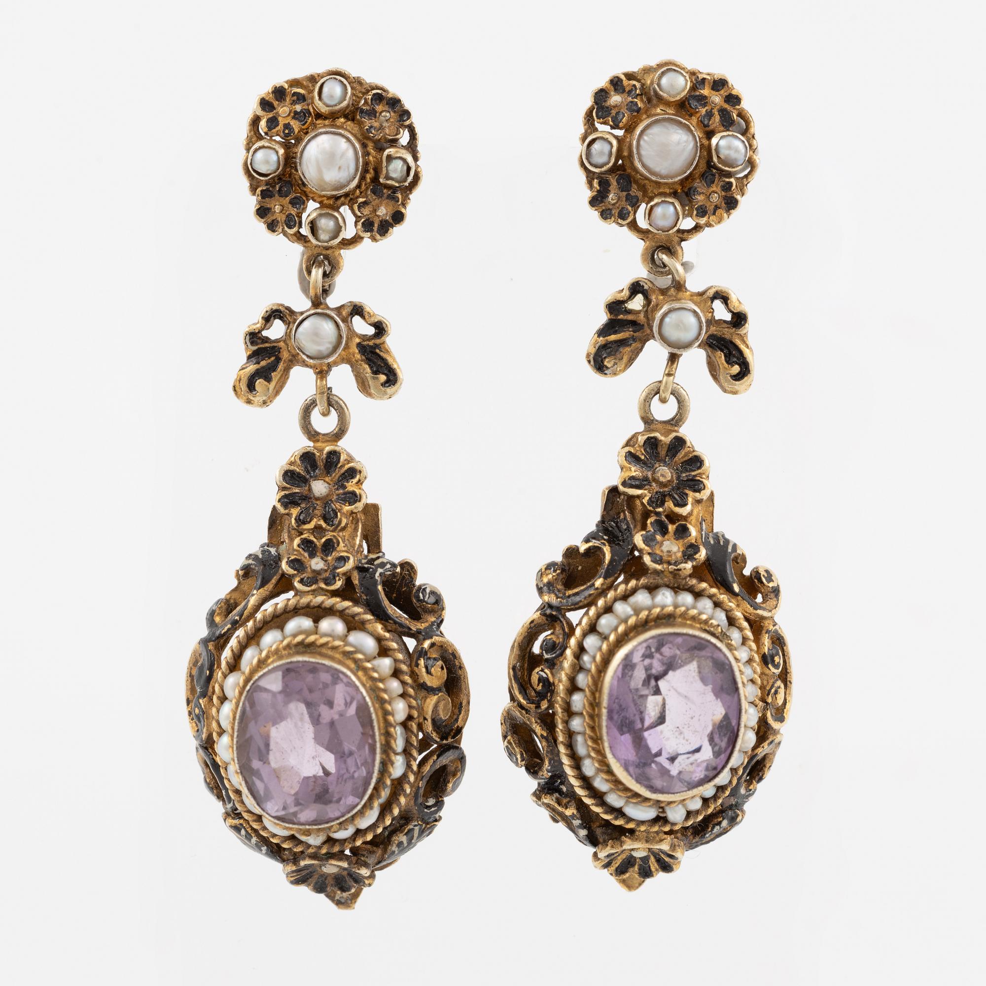 Örhängen, ett par, silver med ametister och pärlor.