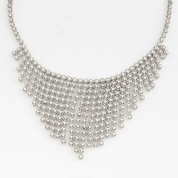 Collier 18K vitguld med briljantslipade diamanter.