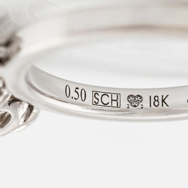 Ring, Schalins, 18K vitguld med tre briljantslipade diamanter, medföljande GIA dossier.
