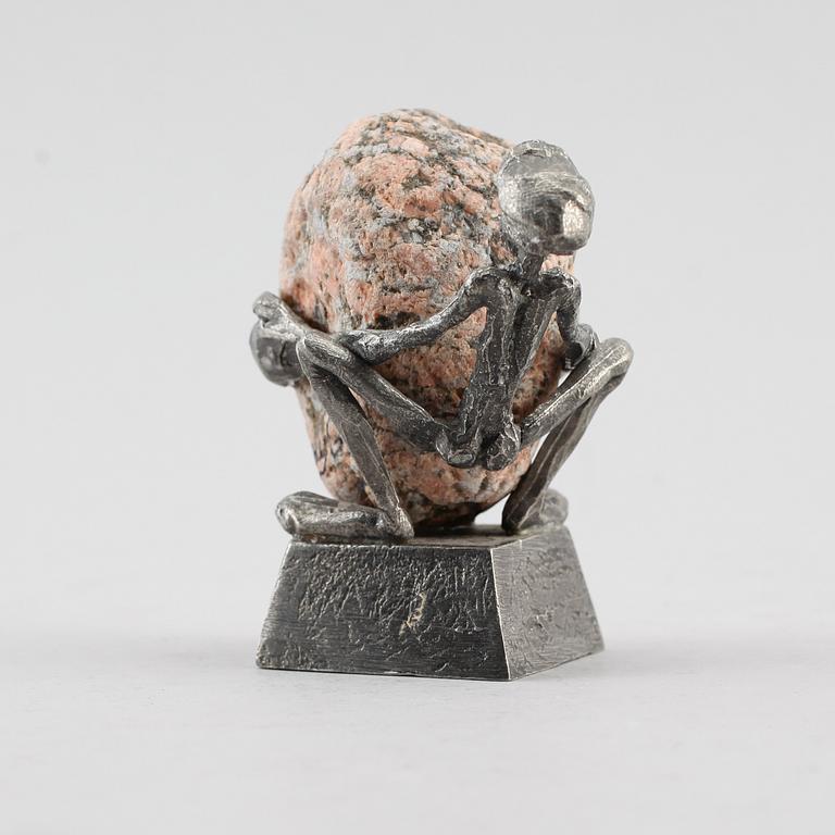 HENRY GUSTAFSSON, skulptur, sten och tenn, "Lyftet", Vimmerby 1985.