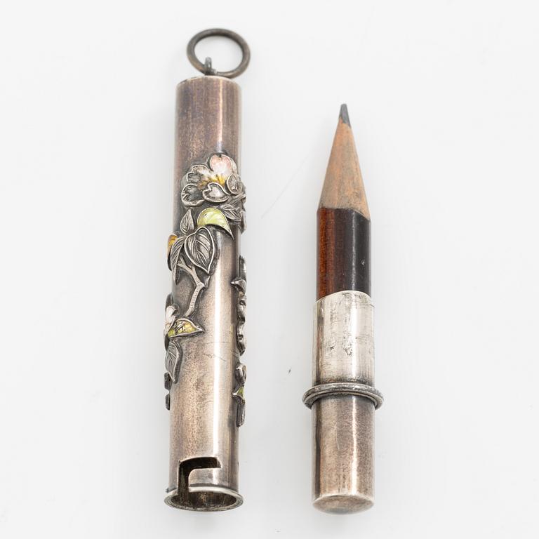 Pennhylsa med penna, silver med emalj i form av körsbärsblom, omkring sekelskiftet 1900.