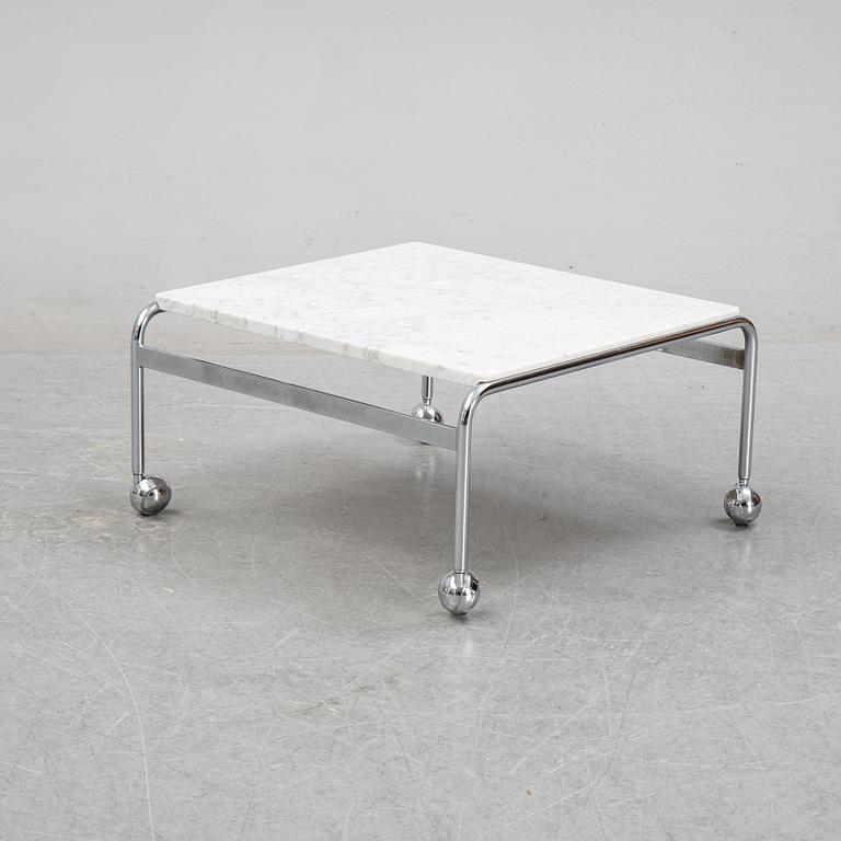 Bruno Mathsson, a pair of easy chairs and a coffee table, 'Karin', Dux, second half of the 20th Century.