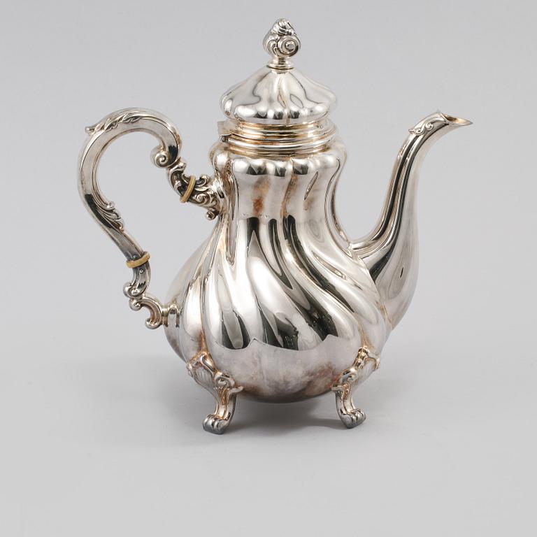 KAFFEKANNA, silver, rokokostil, svenska importstämplar, omkring 1900-talets mitt, vikt 535 gram.