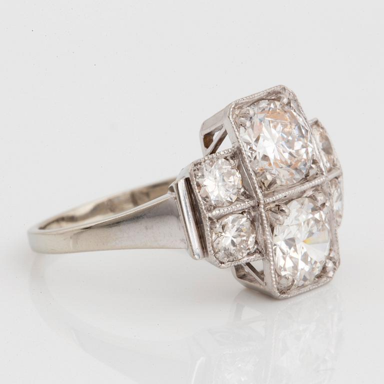 An 18K white gold ring set with old-cut diamonds with a total weight of ca 1.50 cts.