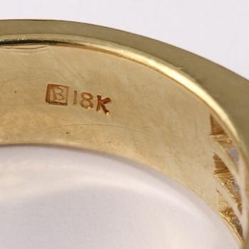 RING, 18k guld fasettslipad rubin, 3.00 ct samt prinsesslipade diamanter, totalt 3.00 ct. Vikt 10 g.