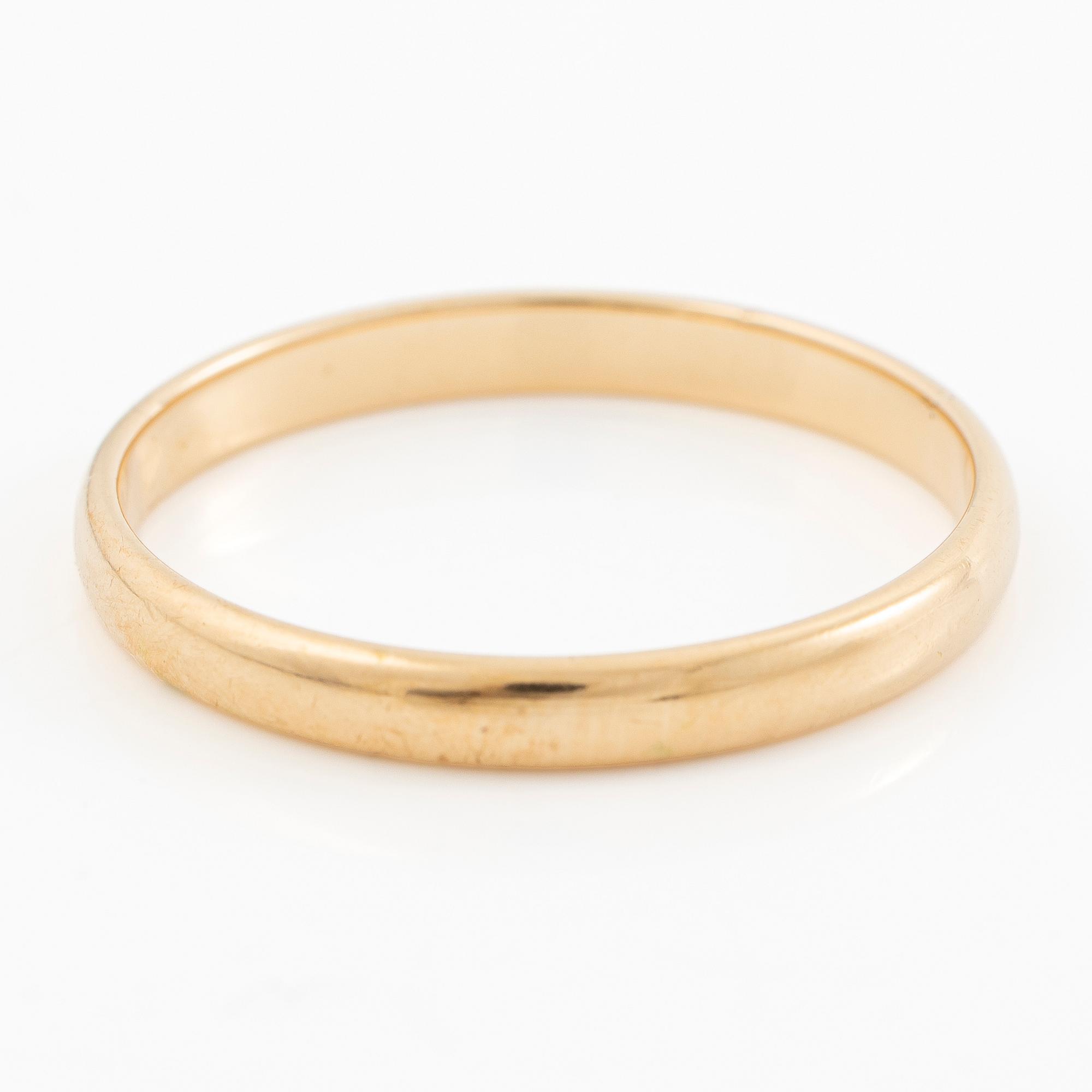 18K gold ring.