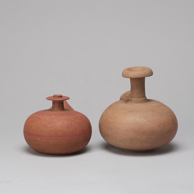 Two Sawankhalok kendis, Thailand, presumably 16th Century.