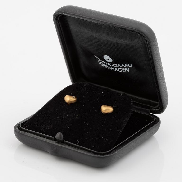 Ole Lynggaard a pair of earrings in 18K gold set with round brilliant-cut diamonds, in the shape of hearts.