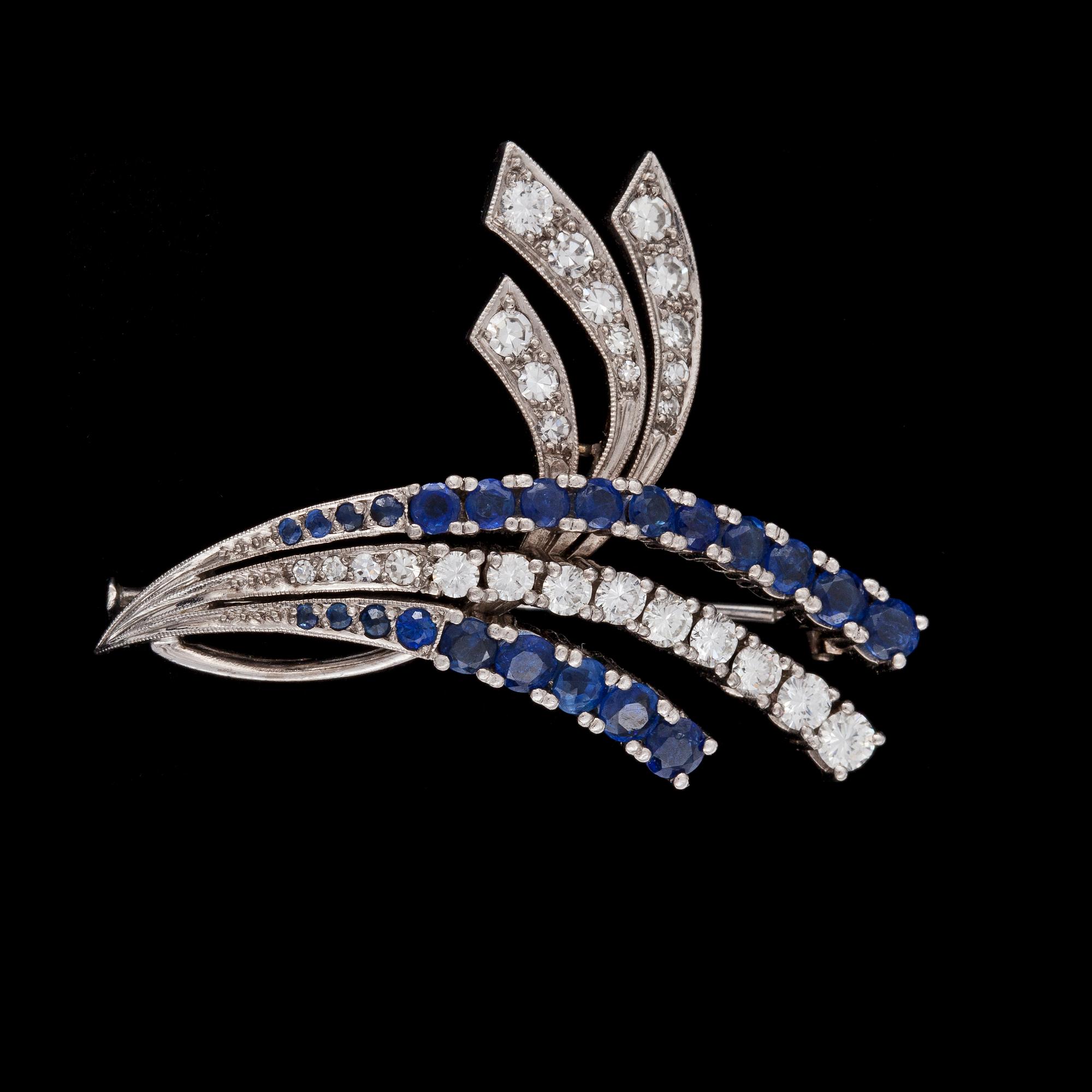 BROSCH, blå safirer och briljantslipade diamanter, CG Hallberg, 1959.