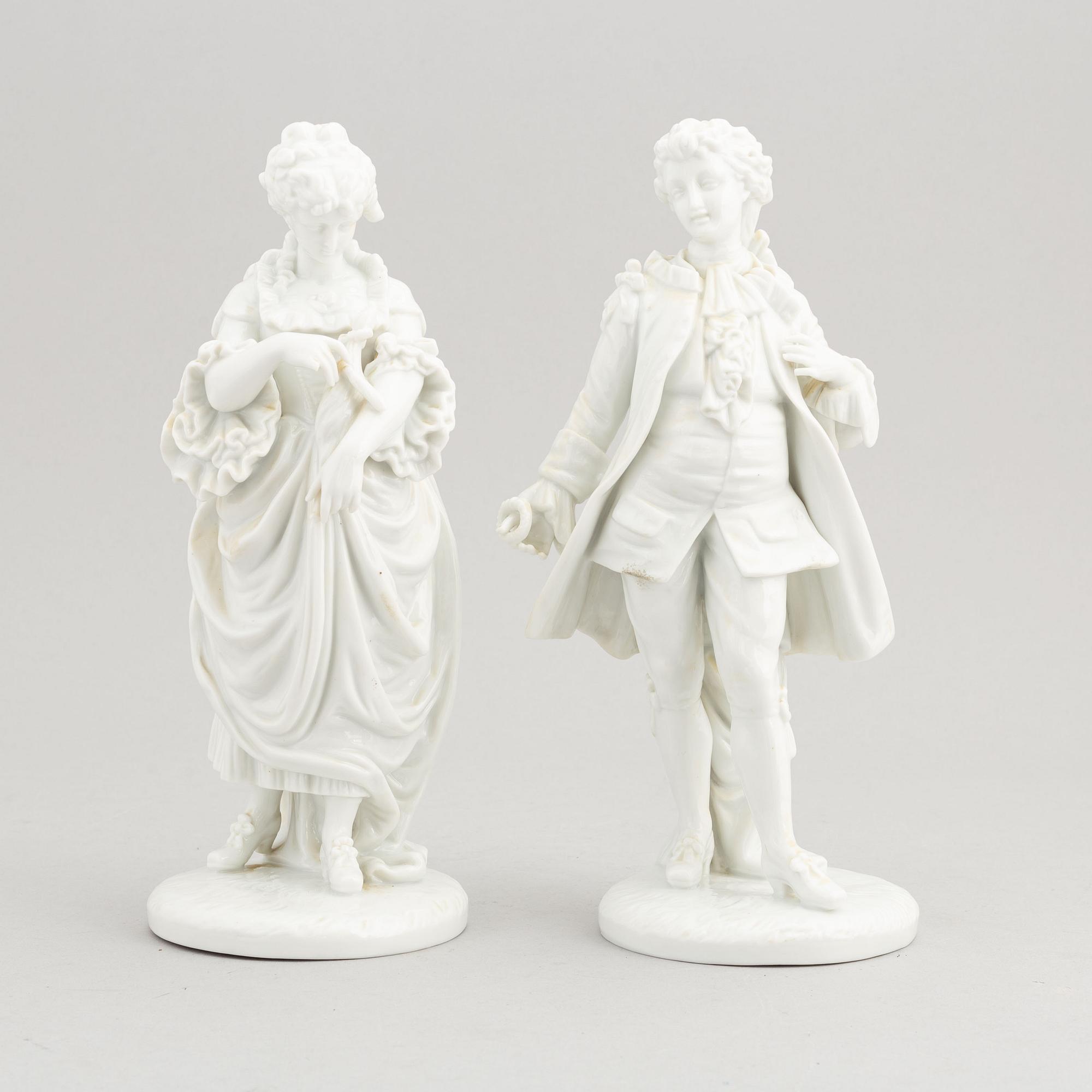 A pair of porcealain figurines, probably German, from around year 1900.