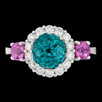 1006. A blue zircon, 4.25 cts, pink sapphires, tot. 0.95 cts, and brilliant cut diamond ring, tot. 0.60 cts.